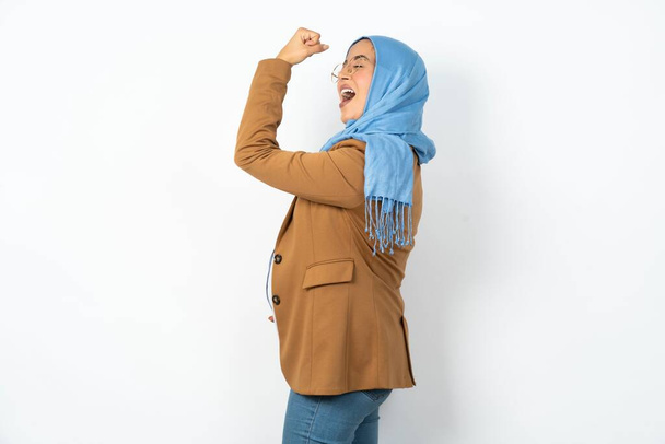 Profiel foto van mooie zwangere moslim vrouw dragen hijab verhogen vuist schreeuwen - Foto, afbeelding