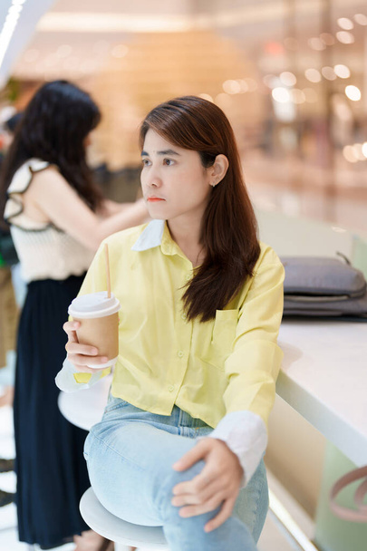 jeune femme buvant du café, main féminine tenant et dégustant une tasse de thé au café-boutique - Photo, image