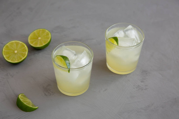 Homemade Cold Refreshing Iced Limeade in a Glass, side view. - Foto, immagini