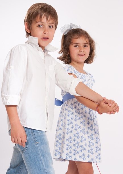 Мальчик и девочка держатся за руки
 - Фото, изображение