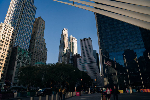 New York, USA - August 2022: Innenansicht des von Santiago Calatrava entworfenen World Trade Center Transportation Hub oder Oculus. Hochwertiges Foto - Foto, Bild