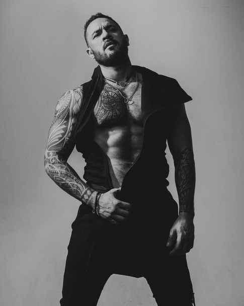 Muscular sexy man with a naked torso - Foto, afbeelding