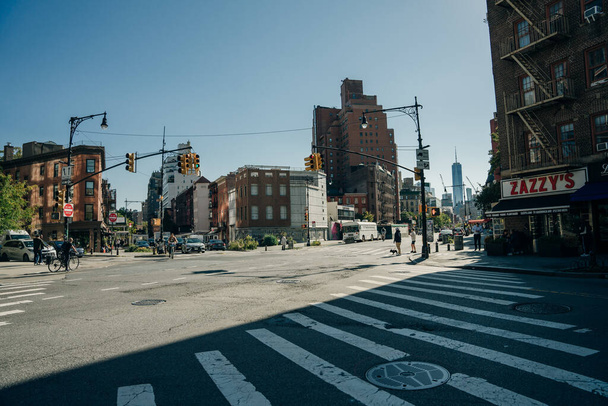 NOVA IORQUE, NY - MARÇO 2023 uma rua de Nova Iorque ao pôr-do-sol. Foto de alta qualidade - Foto, Imagem