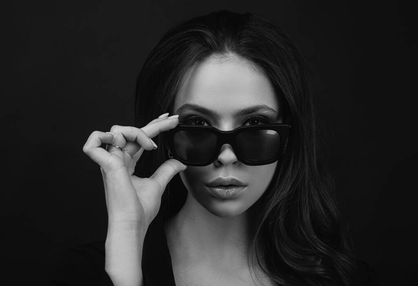 Closeup girl with summer glasses. Fashion trendy woman in sunglasses - Valokuva, kuva
