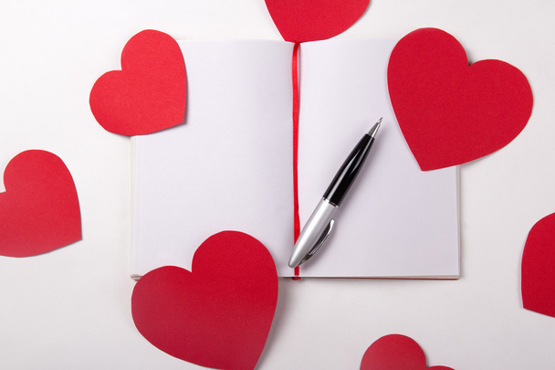 концепция любви письмо - Записная книжка, ручка и бумага сердца - Фото, изображение