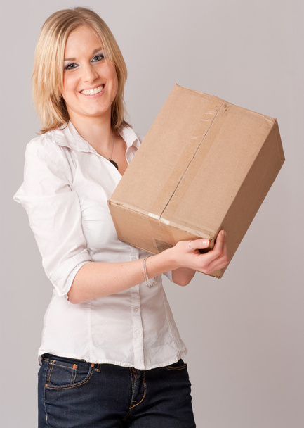 Happy Young Woman with box - Foto, afbeelding