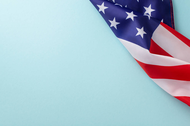 Amerika 'da resmi tatil kavramı. Amerika Birleşik Devletleri bayrağının açık mavi izole arkaplanda fotokopi uzayıyla yüksek açılı fotoğrafı - Fotoğraf, Görsel