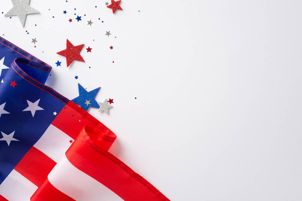 US-Unabhängigkeitstag. Foto von oben von leerem Raum mit blauen, weißen und roten Glitzersternchen und amerikanischer Flagge auf weißem isoliertem Hintergrund mit Kopierraum - Foto, Bild