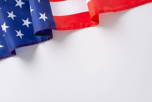 Amerikanisches Bundesurlaubskonzept. Hochwinkelaufnahme der Flagge der Vereinigten Staaten von Amerika an der Spitze auf weißem isolierten Hintergrund mit Kopierraum - Foto, Bild