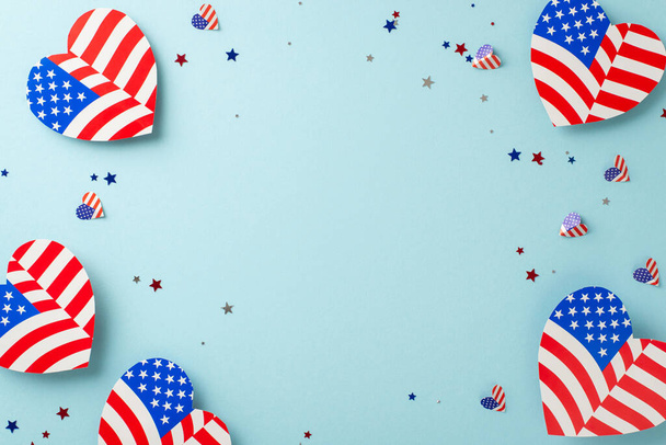 Feiern Sie den Unabhängigkeitstag der USA! Überkopfschuss symbolischer Verzierungen, Herzen mit dem Motiv der amerikanischen Flagge, funkelndes Konfetti auf pastellblauer Oberfläche mit leerem Rahmen für Text oder Werbeaktionen - Foto, Bild