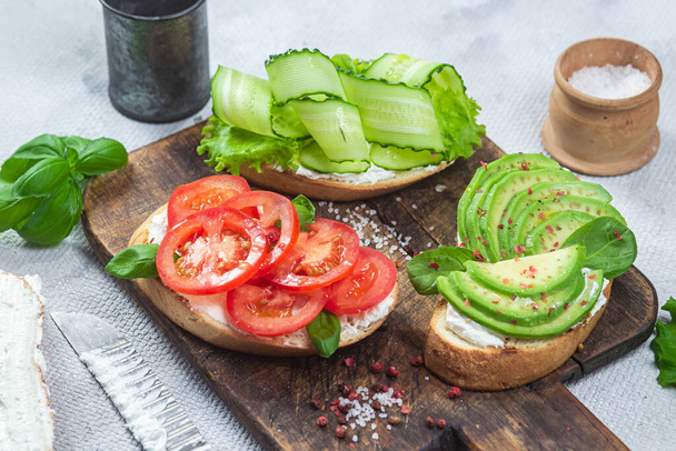 Sandwiches with tomato, avocado and cucumber - Foto, afbeelding