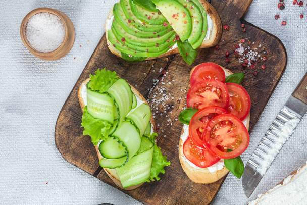 Broodjes met tomaat, avocado en komkommer - Foto, afbeelding