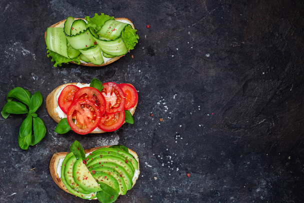 Сэндвичи с помидорами, авокадо и огурцом - Фото, изображение