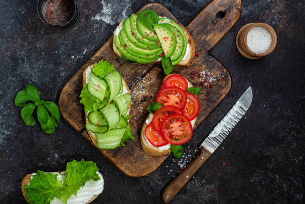 Бутерброди з помідорами, авокадо та огірком
 - Фото, зображення