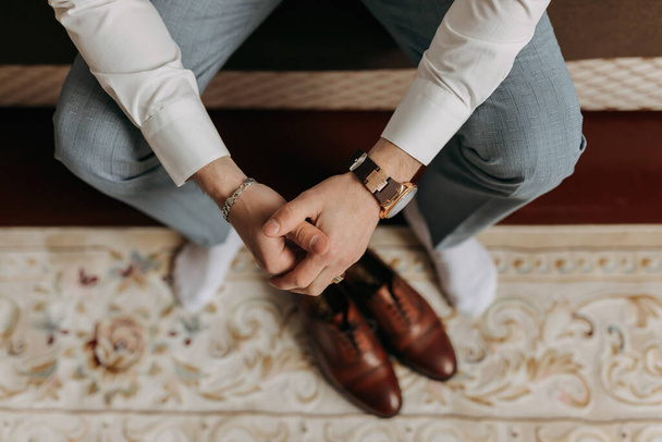 View from above. Details. Photo of a man's hands next to elegant red men's shoes. A stylish watch. Men's style. Fashion. Business - Foto, immagini