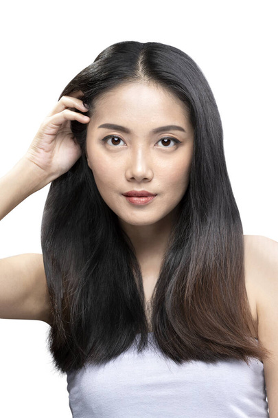 Muotokuva Aasian kaunis nainen pitkät hiukset eristetty valkoisella taustalla - Valokuva, kuva