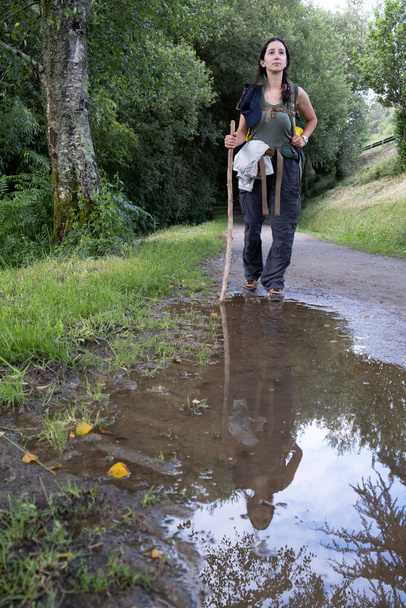 Joven peregrina caminando por un sendero del camino de San James. Camino de Santiago - Foto, imagen