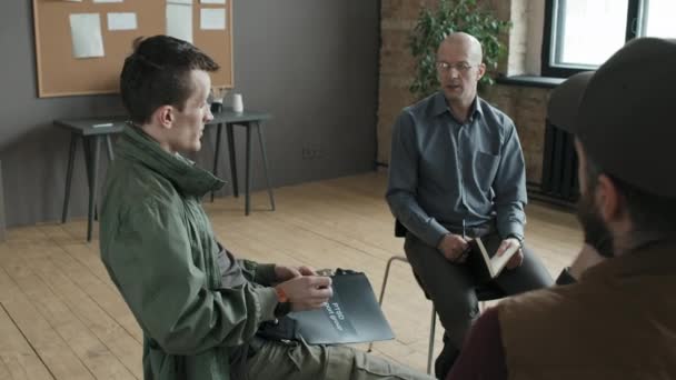 Fiatal felnőtt fehér férfi részt PTSD támogató csoport bemutatkozik, és beszél a problémáit - Felvétel, videó