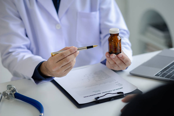 Doctor are recommending medicines to patients after being examined and diagnosed by the patient's doctor, the concept of treatment and symptomatic medication dispensing by the pharmacist. - Photo, Image