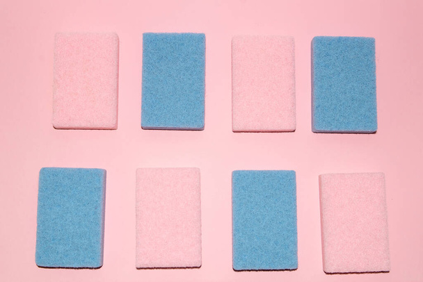 Esponja lavavajillas azul y rosa sobre fondo rosa - Foto, imagen
