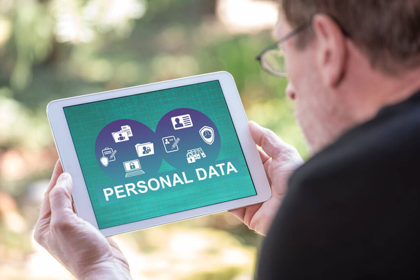 Obrazovka tabletu zobrazující koncept osobních údajů - Fotografie, Obrázek