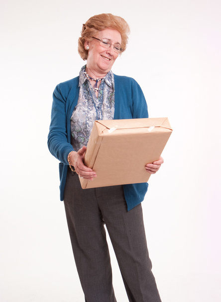 Onnellinen vanhempi nainen, jolla on paketti
 - Valokuva, kuva