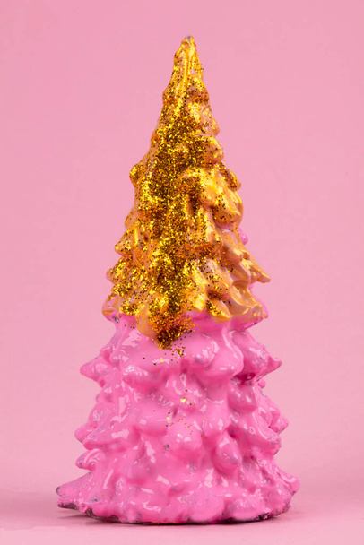 Composição de Natal. Árvore de Natal rosa com ouro sobre um fundo rosa. Boas festas. conceito de ano novo mínimo. - Foto, Imagem