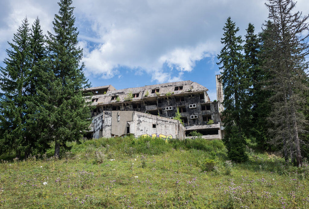 Zewnątrz Igman Hotel zniszczone podczas wojny w Bośni w pobliżu Igman Olympic Jumps, Bośnia i Hercegowina - Zdjęcie, obraz