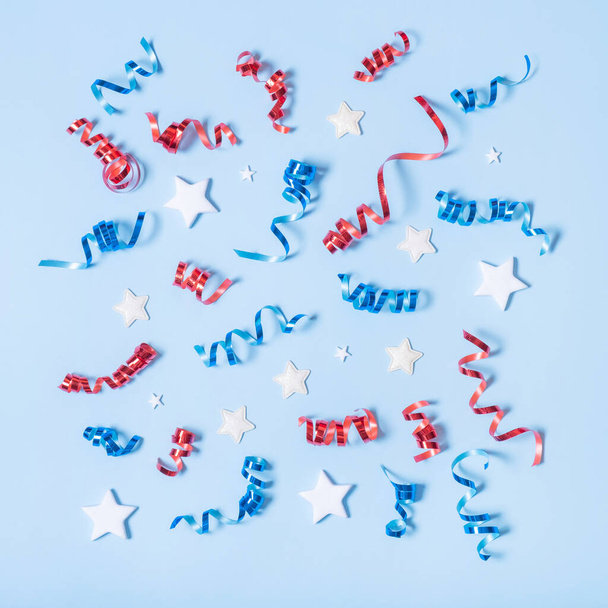 Концепция Дня независимости США. Красные и синие спирали и белые звезды элементы флага США вид сверху, плоский лежал на синем фоне. - Фото, изображение