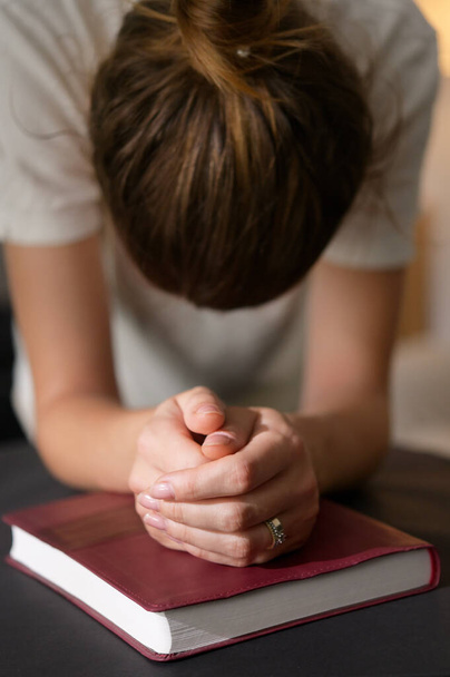 Close Up de mãos de mulher cristã dobradas na Bíblia Sagrada são rezar e adorar - Foto, Imagem