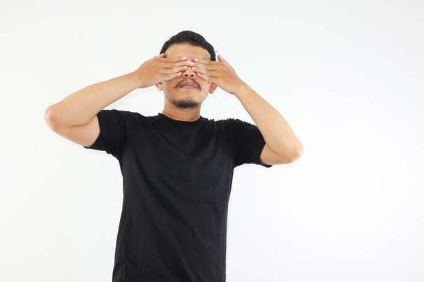 Дорослий азіатський чоловік розпачливо кричить, закриваючи очі руками. Поняття психічного здоров "я. - Фото, зображення