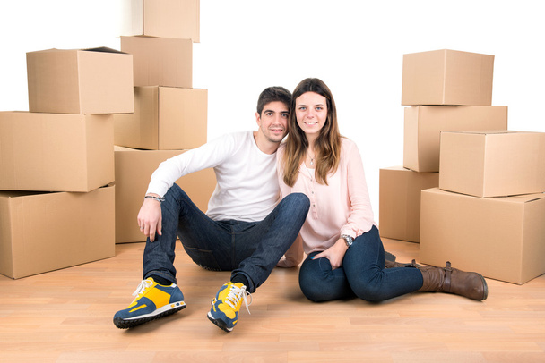 Щаслива пара з коробками
 - Фото, зображення