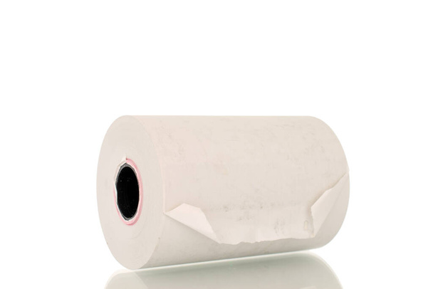 Un rouleau de papier ruban de caisse enregistreuse, près isolé sur fond blanc. - Photo, image
