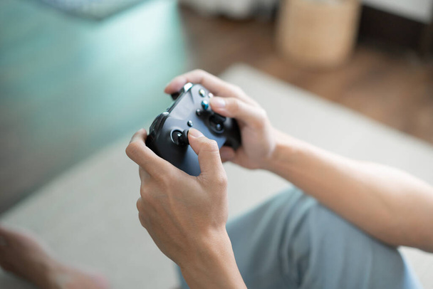 Młody Azjata gracz kontroler wideo konsola gra trzymając hobby figlarne Online Video Game enjoyment eSport Cyber Games Internet - Zdjęcie, obraz