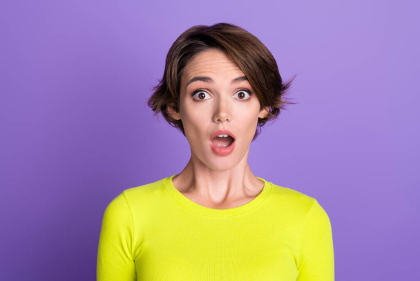 Photo portrait of funny young woman bob brown hair open mouth surprised wear trendy shirt breaking news isolated on violet color background. - Foto, Imagen