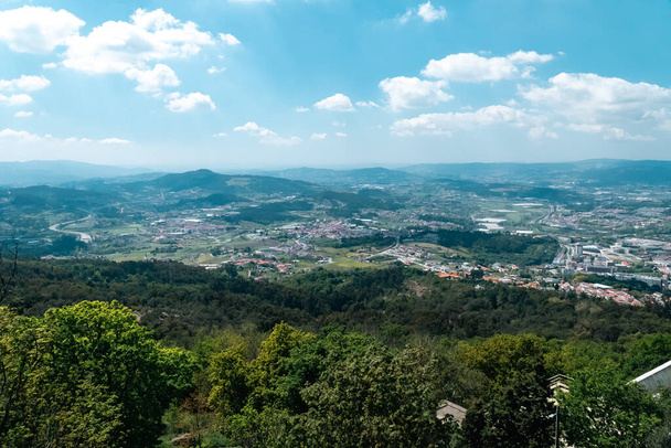 Guimaraes, Portugal. April 14, 2022: Panoramic of Guimaraes and cable car of the city with beautiful blue sky. - Foto, afbeelding