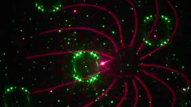 Musta kaltevuus tausta, lähikuva liikkuvat monivärinen luvut ja säteet vihreä ja vaaleanpunainen - Materiaali, video