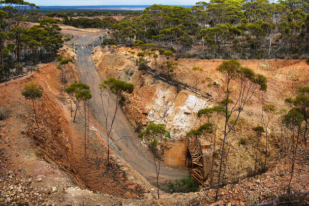 Prudký úpadek Bullen vedoucí ke vstupu do středonorského zlatého dolu v severském Dundas Shire na okraji západní Austrálie - Fotografie, Obrázek