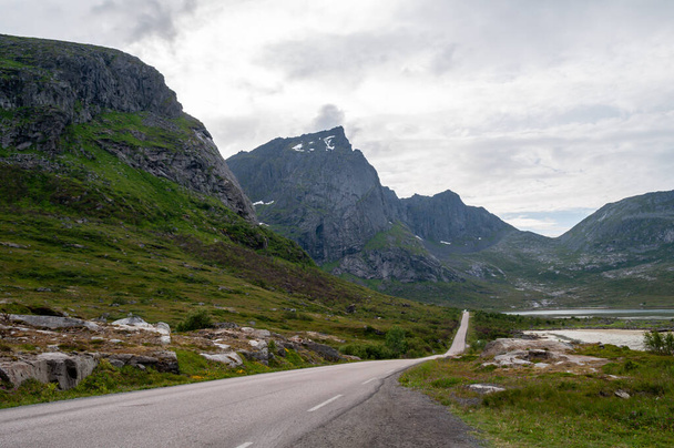 Road on the coast along the high mountains in the bay of the fjord. Lofoten, Norway. - Fotografie, Obrázek