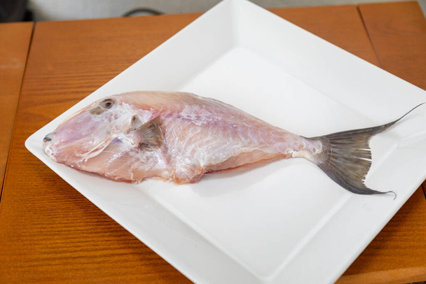 Czyste i przyprawione ryby Pero (Balistes capriscus). Typowa ryba z wybrzeża Esprito Santo (Capixaba) Brazylia, znana jako "peixe porquinho". Ryby z Oceanu Atlantyckiego. - Zdjęcie, obraz