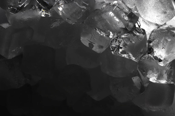 Jégkockák fekete háttérrel. Alacsony fénykép - Fotó, kép