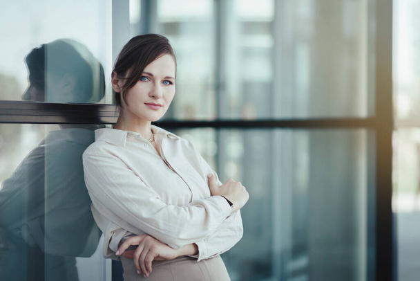 Porträt einer jungen erfolgreichen kaukasischen Geschäftsfrau vor einem modernen Bürogebäude, Kopierraum. - Foto, Bild