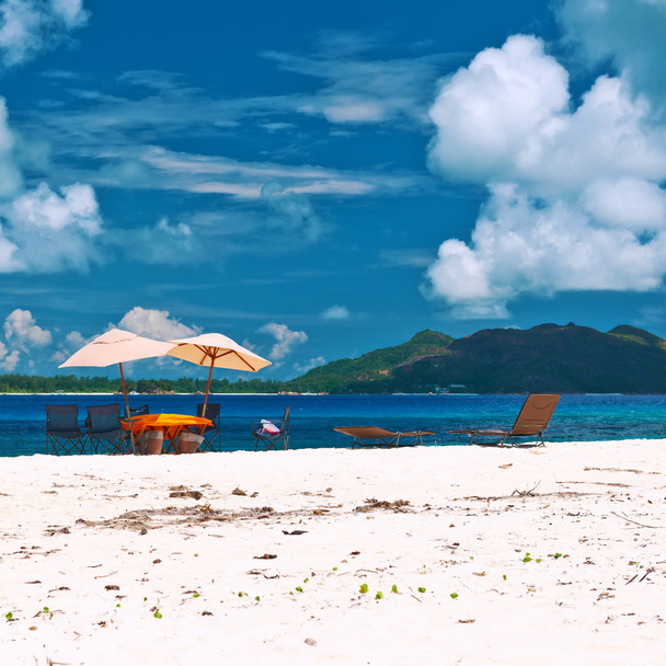 picnic πίνακα και καρέκλες στην παραλία - Φωτογραφία, εικόνα