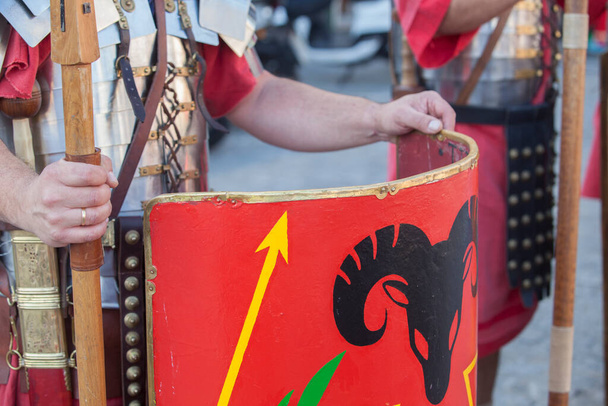 Reenactores como legionarios romanos en formación. Manos sosteniendo pila y jabalinas - Foto, Imagen