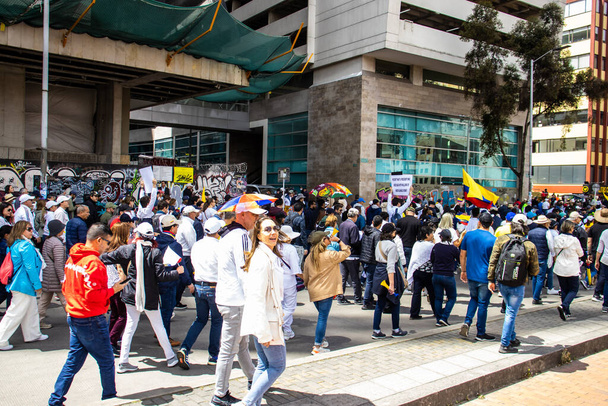 BOGOTA, COLOMBIA - 2022. szeptember 26. Békés tüntetések Bogotában Kolumbiában Gustavo Petro kormánya ellen. Az új kolumbiai kormány törvényreformja elleni felvonulások. - Fotó, kép