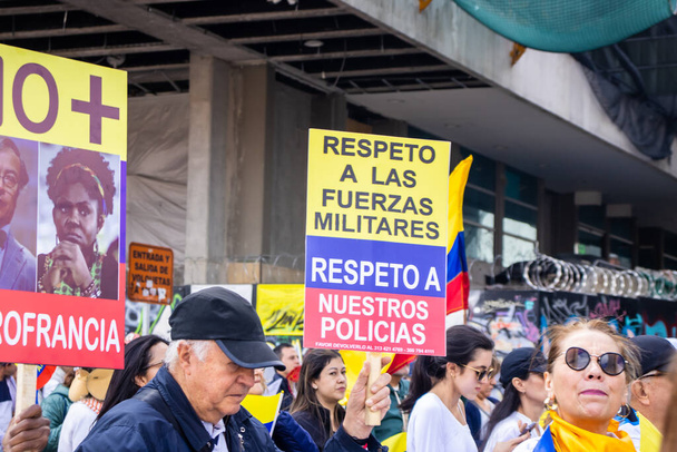 BOGOTA, COLOMBIA - 2022. szeptember 26. Békés tüntetések Bogotában Kolumbiában Gustavo Petro kormánya ellen. Az új kolumbiai kormány törvényreformja elleni felvonulások. - Fotó, kép