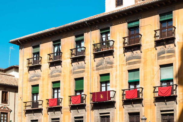 Granada, Spanje. 14 april 2022: Architectuur van het centrum van Granada op een zomerse dag en blauwe hemel. - Foto, afbeelding