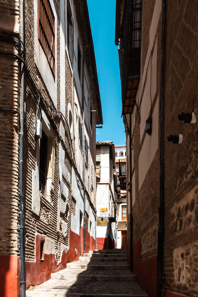 Granada, Spanien. 14. April 2022: Architektur des Stadtzentrums von Granada an einem Sommertag und blauem Himmel. - Foto, Bild