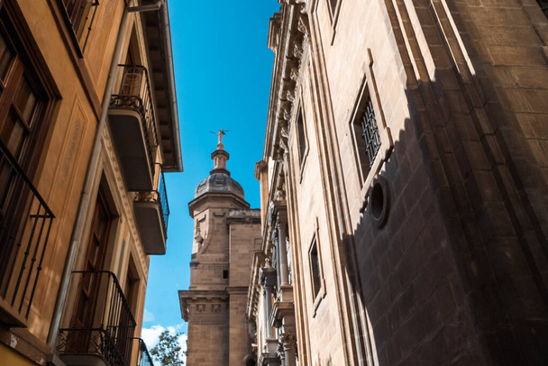 Granada, España. 14 de abril de 2022: Arquitectura del centro de Granada en un día de verano y cielo azul. - Foto, imagen