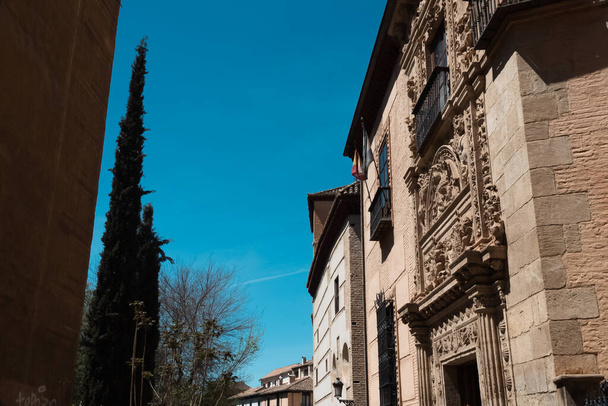 Granada, España. 14 de abril de 2022: Arquitectura del centro de Granada en un día de verano y cielo azul. - Foto, imagen